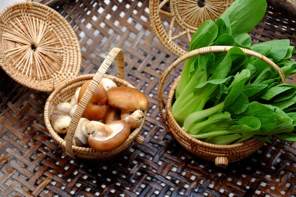 Materie prime vegani, bok choy verde fresco e funghi — Foto Stock