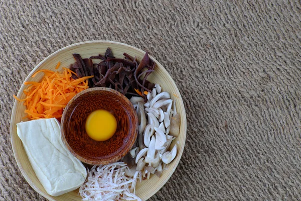 キノコ、豆腐、にんじんからベジタリアン料理の原料 — ストック写真