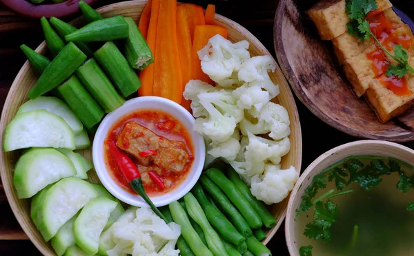 Plateau de nourriture pour végétalien, légumes bouillis, sauce tomate tofu, riz — Photo