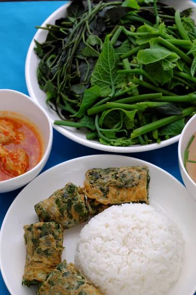 Comida vegan, legumes cozidos, queijo tofu, arroz, caneca de ovo frito — Fotografia de Stock