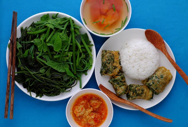 Vietnamesische Mahlzeit, gekochtes Gemüse, Tofu-Käse, Tomatensuppe, — Stockfoto