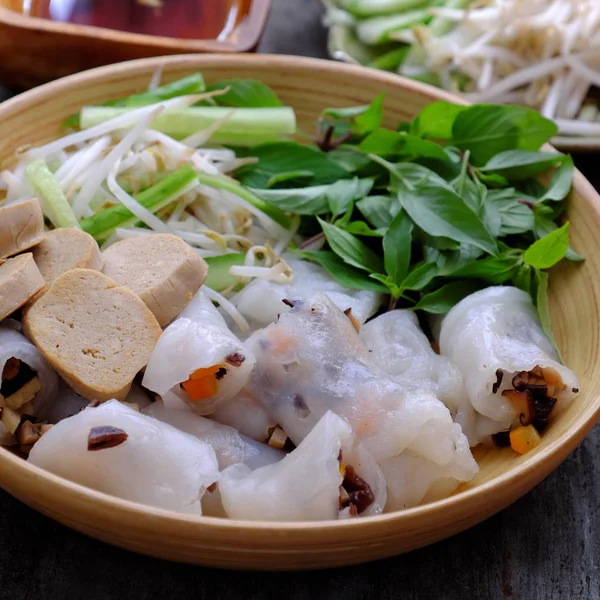 Caseiro vietnamita vegan rolou panqueca de arroz cozido no vapor ou banh cu — Fotografia de Stock