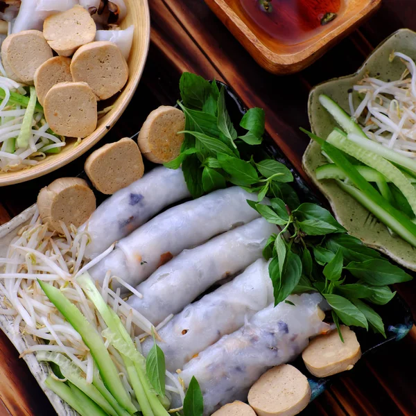 Zelfgemaakte Vietnamese Vegan gerold gestoomde rijst pannenkoek of Banh cu — Stockfoto