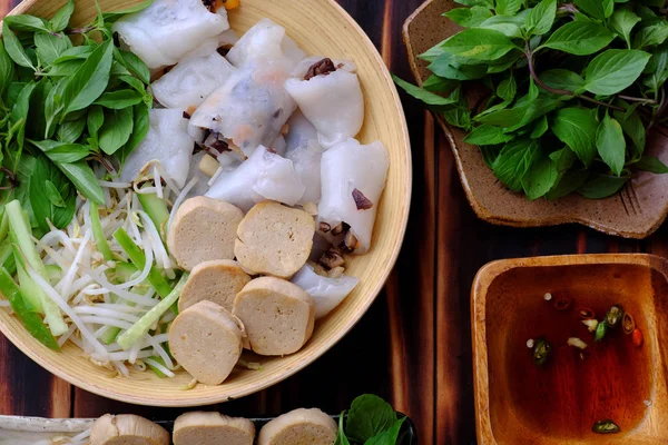 Panqueque de arroz cocido al vapor vegano vietnamita casero o banh cu — Foto de Stock