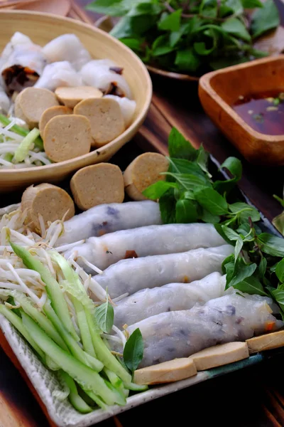 Zelfgemaakte Vietnamese Vegan gerold gestoomde rijst pannenkoek of Banh cu — Stockfoto