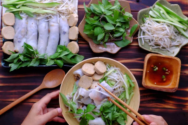 Pessoas comendo café da manhã, vegetariano vietnamita rolou vapor ri — Fotografia de Stock