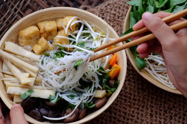Pessoas comendo tigela vegan bun mang, macarrão de broto de bambu — Fotografia de Stock