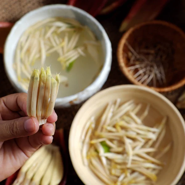 Preparare gli ingredienti per il cibo vegano dal fiore di banana — Foto Stock