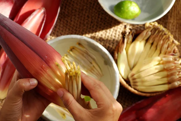 Приготувати інгредієнти для веганської їжі з бананової квітки — стокове фото