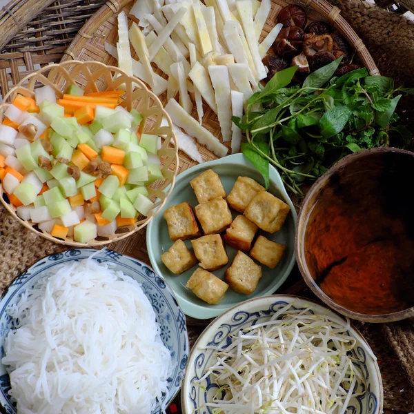Zutaten zubereiten, um Brötchen, Bambussprossen und Nudeln zu kochen — Stockfoto