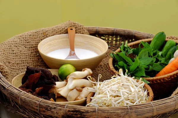 Råvara för vietnamesisk vegetarisk ångkokt ris pannkaka eller b — Stockfoto