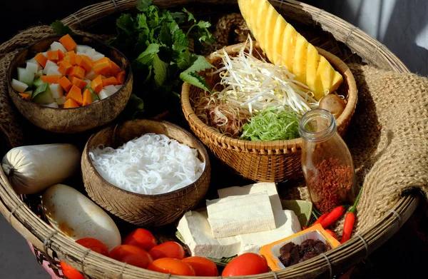 Suroviny k nudlová polévku veganské Rieu nebo vegetariánský housek — Stock fotografie