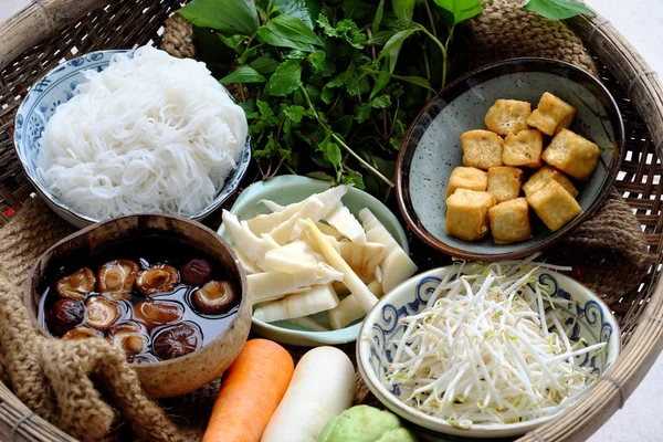 Matières premières Nourriture végétarienne vietnamienne, mang de pain, shoo de bambou — Photo