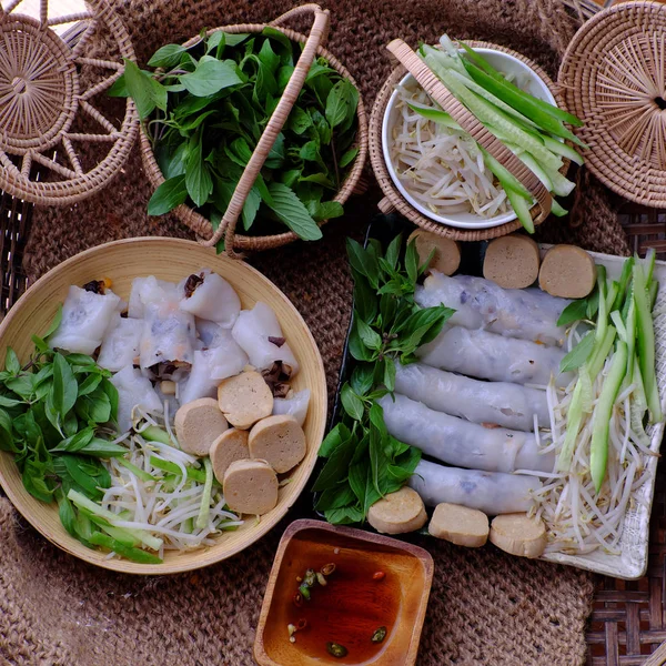 Vista dall'alto fatto in casa vietnamita vegetariano rotolato riso al vapore panc — Foto Stock