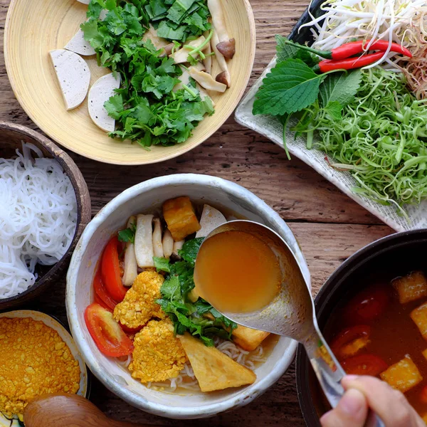 Vrouw hand bereiden zelfgemaakte Vegan Rieu noodle soep of vegetarisch — Stockfoto