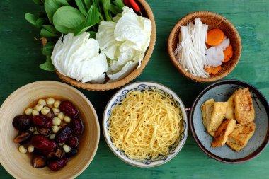 Ev yapımı vegan erişte çorbası pişirmek için gıda madde hazırlayın