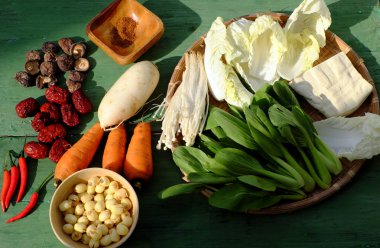 Ev yapımı vegan erişte çorbası pişirmek için gıda madde hazırlayın