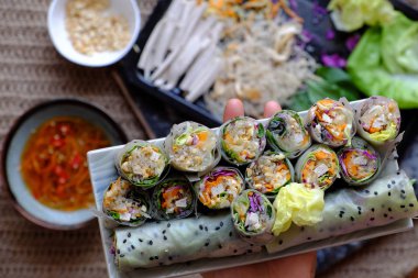 bahar rulo madde backgrou üzerinde dilimlenmiş vegan pirinç kağıt rulo