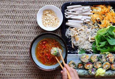 Üst görünümü insanlar soslu vejetaryen pirinç kağıt rulo yemek