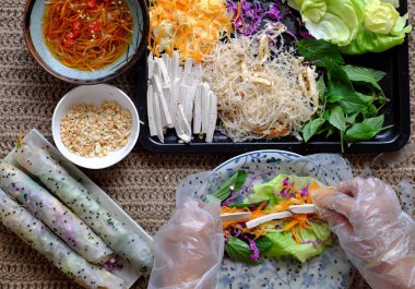 Üst görünüm insanlar el vegan pirinç kağıt rulo yapma