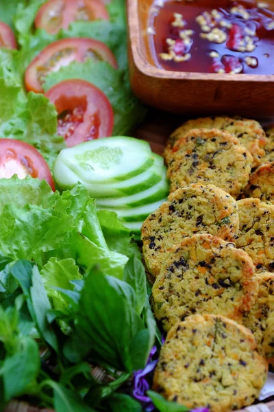 Close up comida vegan vietnamita, tortas de feijão verde com salada — Fotografia de Stock