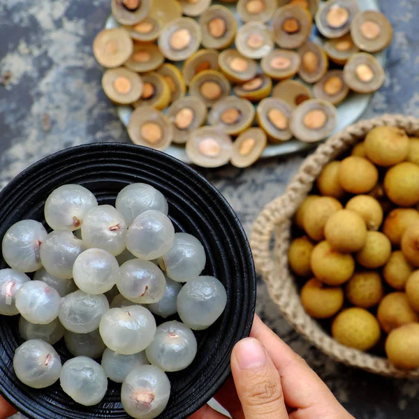 Longan meyve eti, siyah tohum, sarı kabuğu, ikiye kesilmiş — Stok fotoğraf