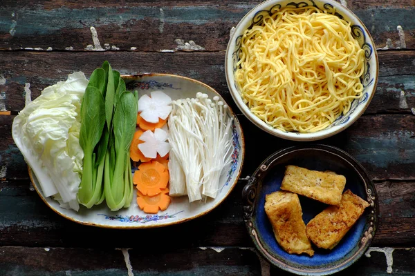 La gente prepara vegetariano fideos caseros plato de sopa de vegan i — Foto de Stock