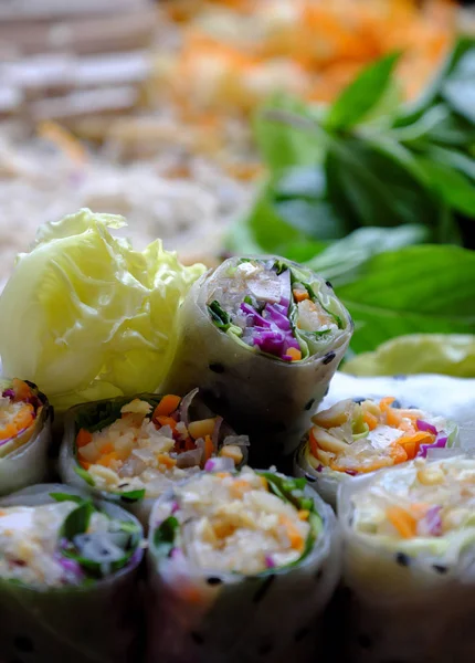 Rotoli di carta di riso vegan tagliati a fette e involtino primavera vietnamita ingredi — Foto Stock