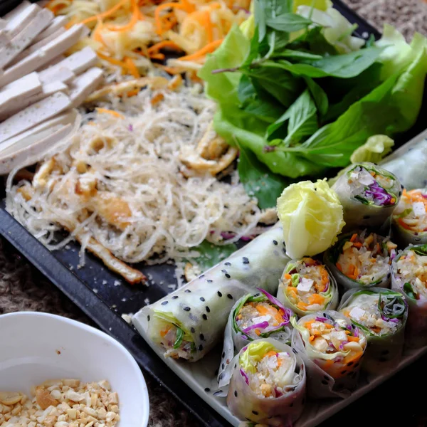 Rollos de papel de arroz vegano en rodajas y ingredi de rollos de primavera vietnamitas — Foto de Stock