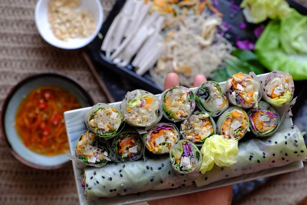 In Scheiben geschnittene vegane Reispapierrollen auf Frühlingsrolle Zutat Backgrou — Stockfoto