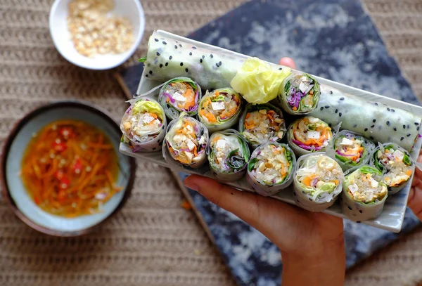 Rotoli di carta di riso vegan affettato su backgrou ingrediente rotolo primavera — Foto Stock