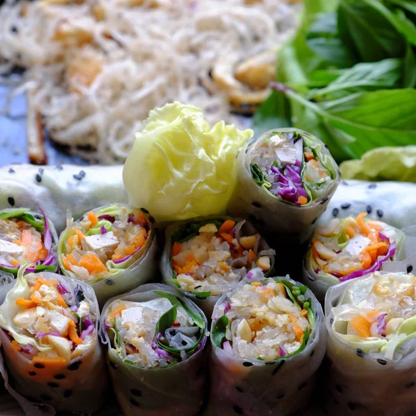 In Scheiben geschnittene vegane Reispapierrollen und vietnamesische Frühlingsrolle — Stockfoto