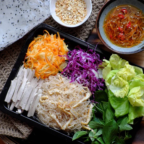 Top view ingrédient alimentaire pour rouleaux de papier de riz végétalien frais — Photo