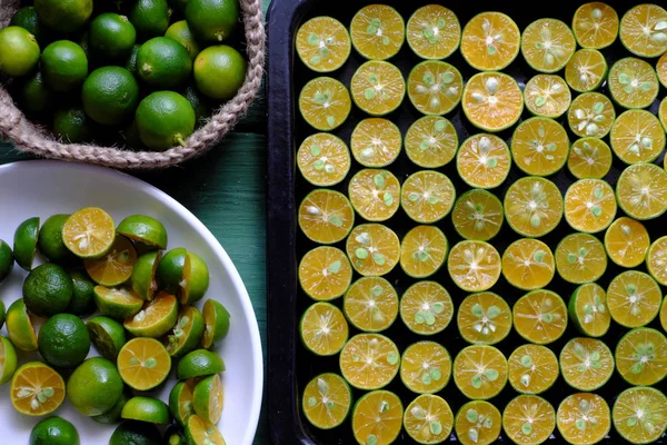 Topp Visa många kumquat frukter halveras på grön — Stockfoto