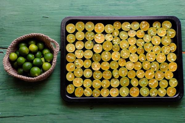 Topp Visa många kumquat frukter halveras på grön — Stockfoto