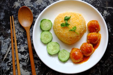 Vejetaryen köfteli veya soya peynirli vejetaryen pirinç yemeği.
