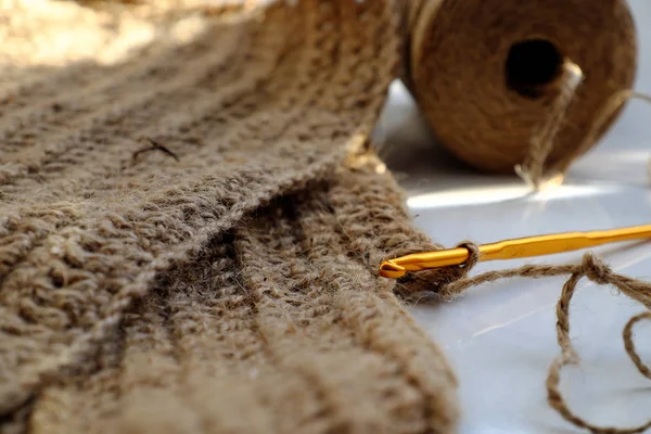 Nahaufnahme Häkelhaken mit Jute-Seil, um Dekor handgemachte prod machen — Stockfoto