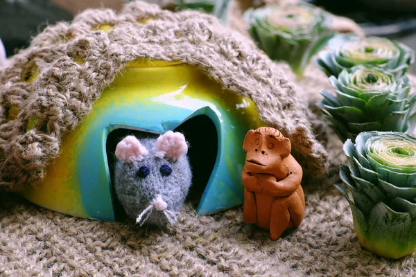 Concepto divertido para el año de la rata, animal de ratón en la cueva de ratones con monke — Foto de Stock