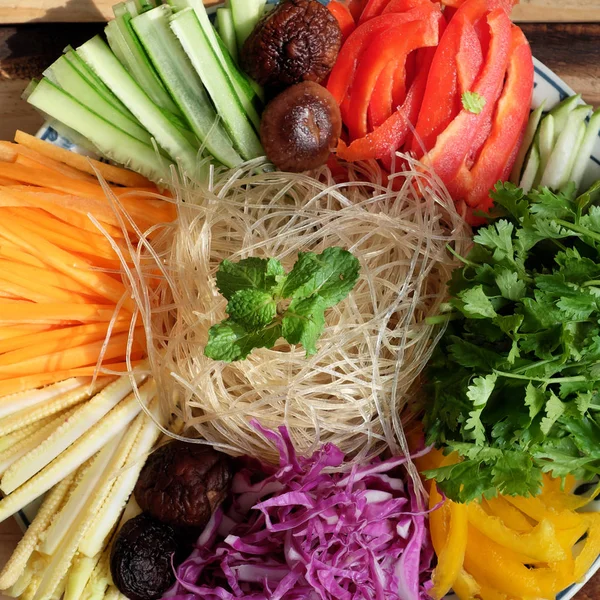 Préparer des ingrédients alimentaires pour les vermicelles mélangées végétaliennes avec des légumes — Photo