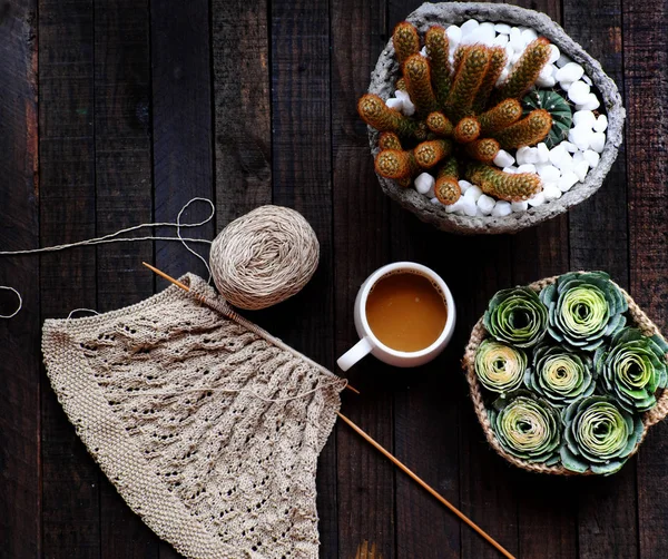 Kaffeebecher von oben, Korb mit grüner Rose, Garn zum Stricken auf Blac — Stockfoto