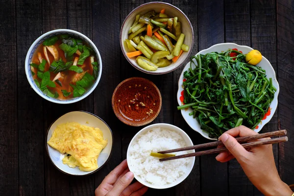 Vietnamesische Küche zum Mittagessen, vegetarische Mahlzeit mit Gemüse — Stockfoto