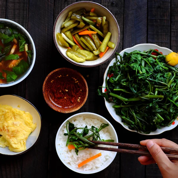Vietnamské jídlo k obědu, vegetariánské jídlo se zeleninou — Stock fotografie