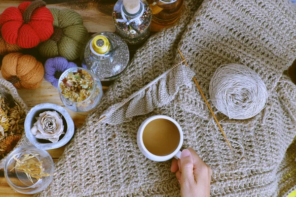 Kadın el ele tutuşup sonbahar arka planında dekor mevsimi olan kahve fincanı tutuyor. — Stok fotoğraf