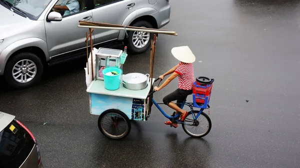 Єтнамка Їде Трьох Колісних Велосипедах Мокрій Вулиці Дощем Передає Мобільний — стокове фото