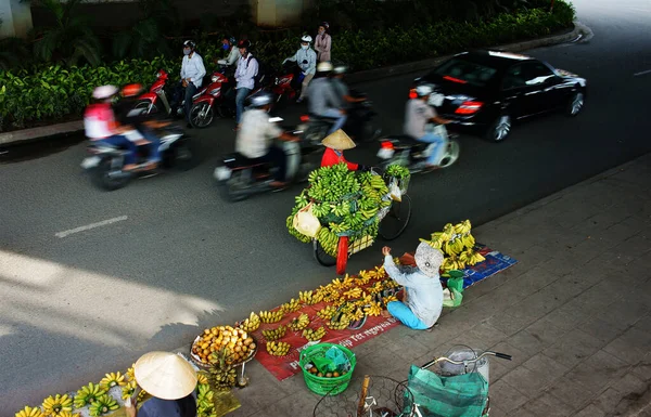 Chi Minh City Viet Nam Ago 2014 Mujer Vietnamita Transporta —  Fotos de Stock