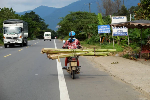 Dong Nai Viet Nam Aug 2016 Vietnamesin Transportiert Langen Bananenstamm — Stockfoto