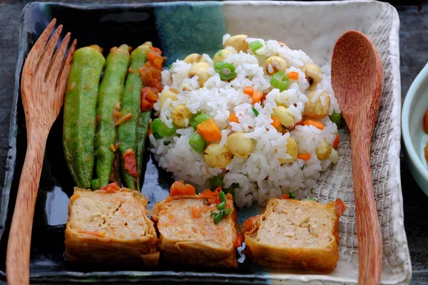 Čtvercový Talíř Rýže Obědu Vietnamské Veganské Jídlo Smaženou Rýží Lotosovým Stock Snímky