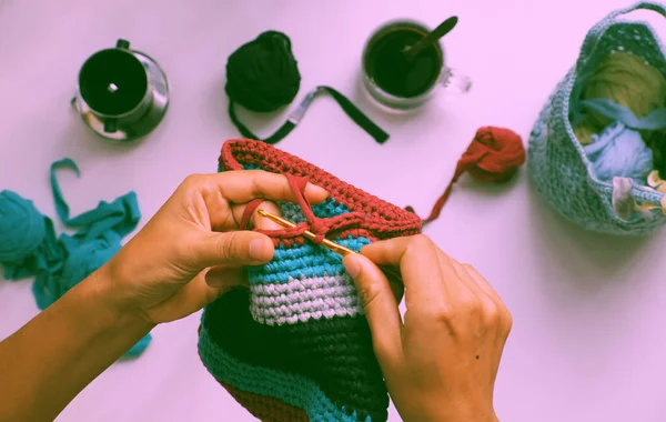 Close Van Bovenaanzicht Vrouw Hand Houden Kleurrijke Handgemaakte Tas Van — Stockfoto