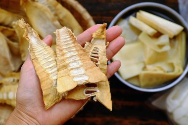Üst manzara yakın kadın el ele tutuşması bambu filizleri bambu arka planda, birçok Vietnam vejetaryen yemeği için ham madde