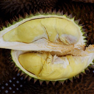 Üst manzara Durian meyvesi sepetinde sarı hamurla, Vietnam 'daki tarım ürünlerinin popüler bir çeşit tropikal meyvesi, kokulu ve lezzetli 